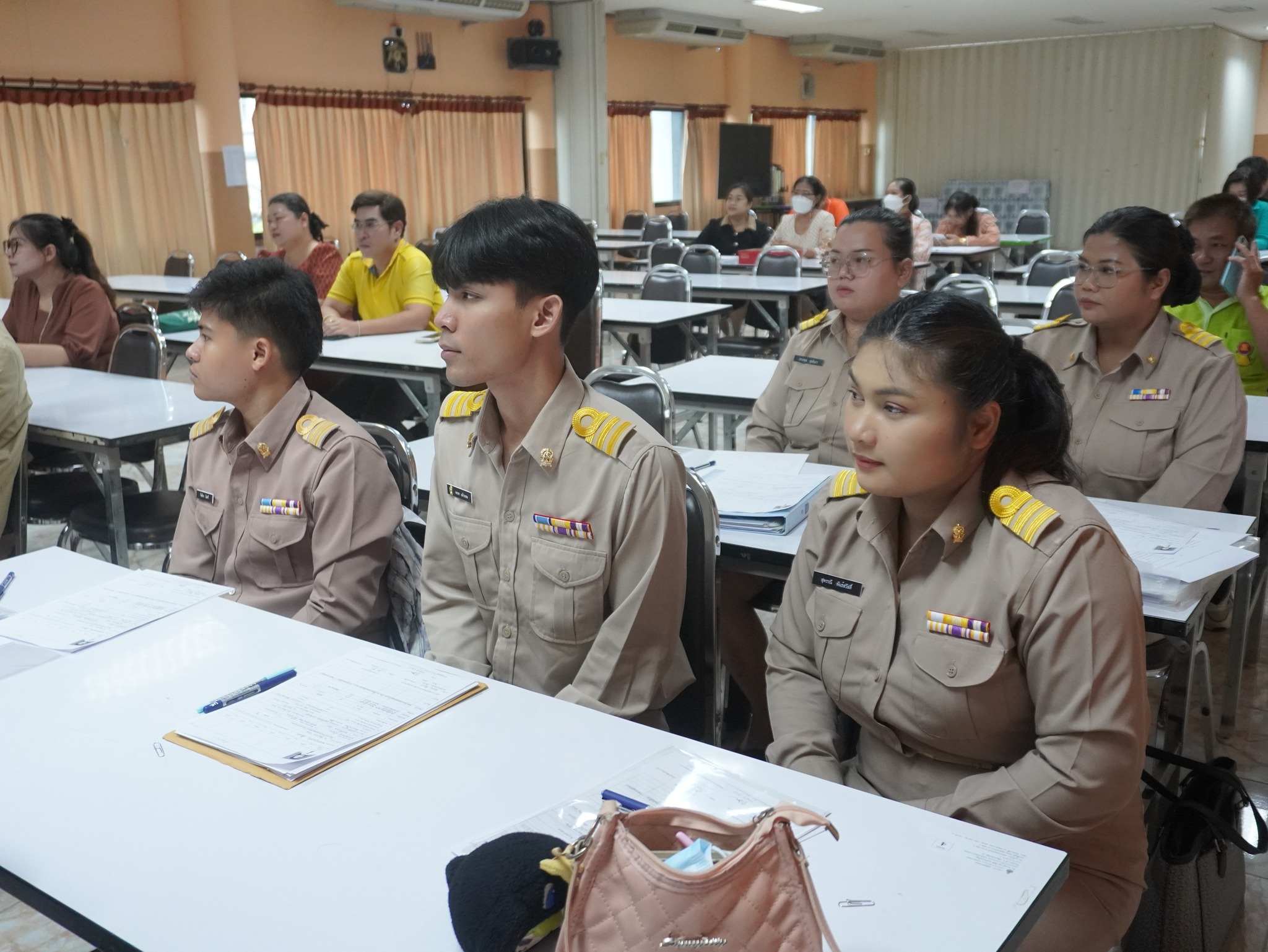 “ครูผู้ช่วย” (17)