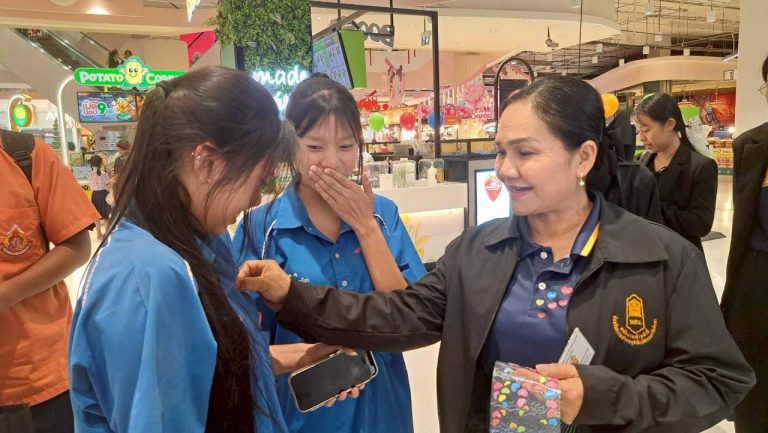 สพป.สมุทรปราการ เขต 1 ลงพื้นที่สร้างความปลอดภัย รับเทศกาลแห่งความรัก (8)